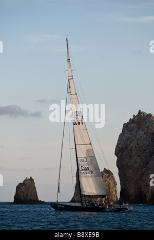 Passeggeri godendo di una crociera al tramonto intorno al Land's End in Cabo San Lucas, Messico. Foto Stock