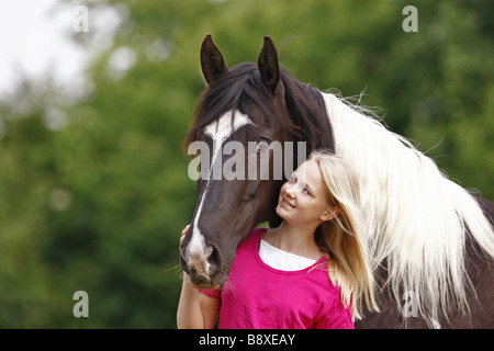 Giovane donna con cavallo andaluso Foto Stock