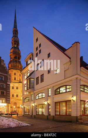 San Pietro Chiesa Evangelica Luterana al crepuscolo, Riga, Lettonia. Foto Stock