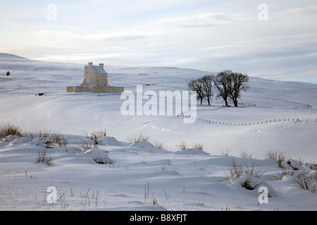 Luoghi di interesse scozzesi sulla neve. Il punto di riferimento strategico e storico piccolo castello di Corgarff, casa torre in inverno, Strathdon, Aberdeenshire, Scozia, Regno Unito Foto Stock