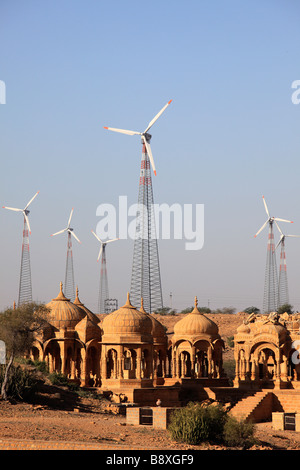 India Rajasthan deserto di Thar Bada Bagh cenotaphs turbine eoliche generatori Foto Stock