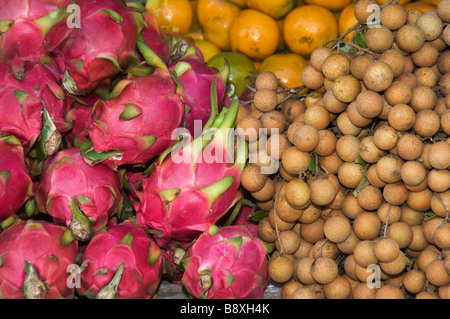 Drago e frutti di longan, Cambogia Foto Stock