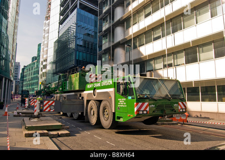 Il verde il sollevamento di carichi pesanti gru trasportabile nella city di Londra, Inghilterra, Regno Unito Foto Stock