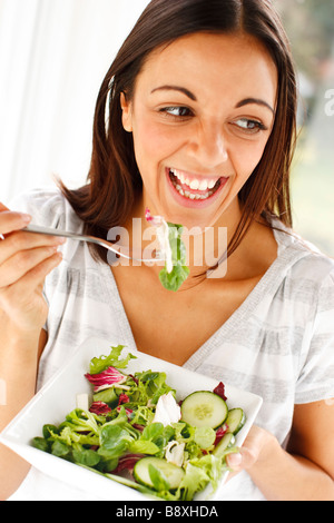 Ragazza insalata mangiare Foto Stock