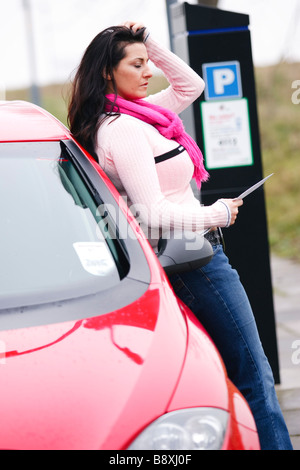 Donna con i biglietti per il parcheggio Foto Stock