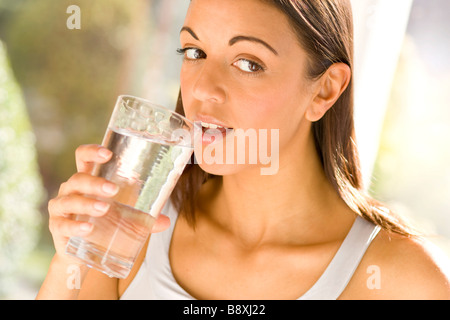 Ragazza di bere un bicchiere di acqua Foto Stock