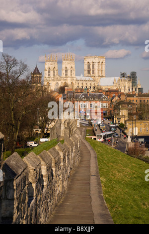 Vista della cattedrale di York dalle mura della città a sud-ovest. North Yorkshire, Inghilterra. Foto Stock