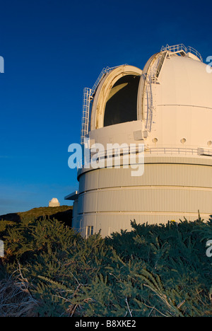 Il William Herschel telescopio è aprendo il suo otturatore prima della notte inizia (La Palma, Canarie) Foto Stock