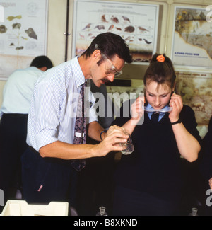 Maestro e allievo in una classe di scienze Ysgol Pantycelyn Llandovery Wales UK KATHY DEWITT Foto Stock