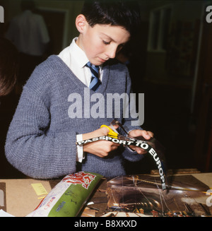 Una scuola britannica secondaria boy allievo lavora su un progetto del tunnel sotto la Manica in una classe di ritagliare un cartello che diceva passaporto per l Europa REGNO UNITO KATHY DEWITT Foto Stock