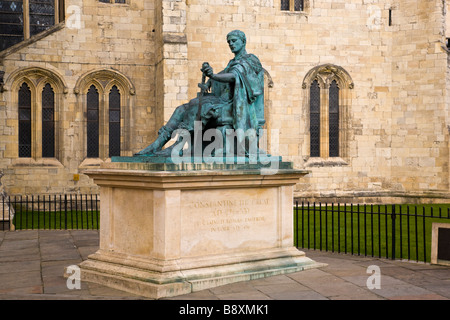 Statua di Costantino il grande fuori dalla Cattedrale di York, York, North Yorkshire, Inghilterra Foto Stock