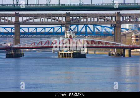 Visualizzazione classica del Tyne Bridge, ponte girevole, di alto livello e metropolitana di ponti che attraversano il fiume Tyne tra Newcastle e Gateshead Foto Stock