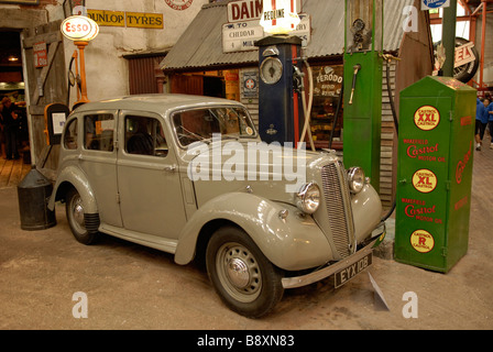 Vintage auto parcheggiata nel garage Vintage Foto Stock