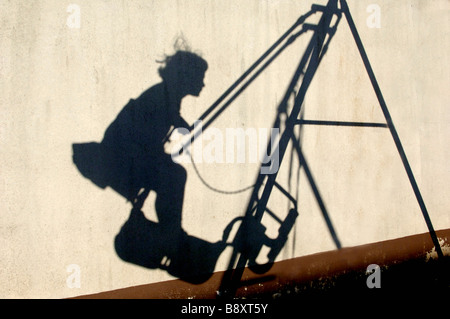 Ombra di una ragazza su un altalena, Berlino, Germania Foto Stock