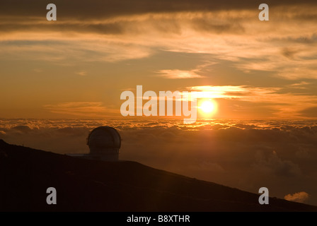 Il tramonto dall'Osservatorio di Roque de los Muchachos a La Palma con il Gran Telescopio Canarias (Grantecan - GTC). Foto Stock