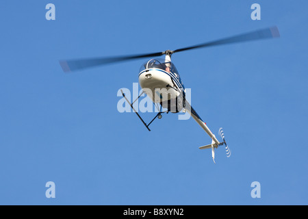 Robinson R22 Beta G-PACL elicottero in volo a Sandtoft Airfield Foto Stock