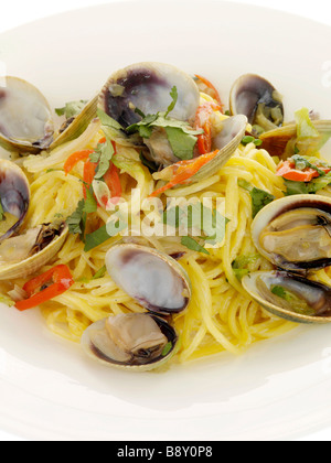 Ciotola di italiano o in stile mediterraneo cotte di vongole fresche con gli spaghetti e peperoncino con nessun popolo spazio copia di un tracciato di ritaglio e nessun popolo Foto Stock