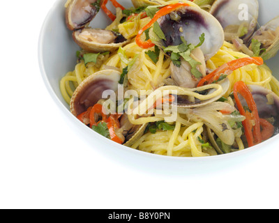 Ciotola di italiano o in stile mediterraneo cotte di vongole fresche con gli spaghetti e peperoncino con nessun popolo spazio copia di un tracciato di ritaglio e nessun popolo Foto Stock