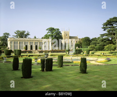 Vista attraverso il formale giardino italiano verso l'Orangery e chiesa parrocchiale a Belton House Foto Stock