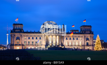 Cupola di vetro e dall'architetto Norman Foster sopra il palazzo del Reichstag a Berlino Germania Foto Stock