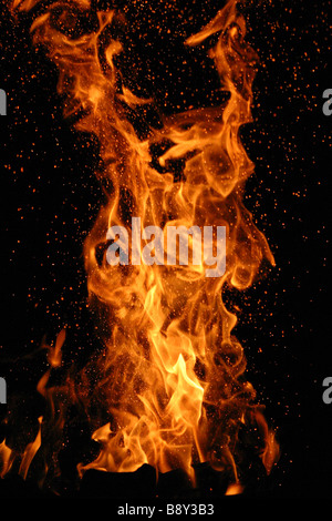 Una porzione di fiamme da un fuoco di campo Foto Stock