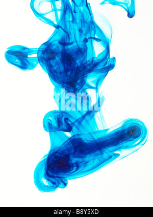 Inchiostro blu in acqua con sfondo bianco 03 Foto Stock