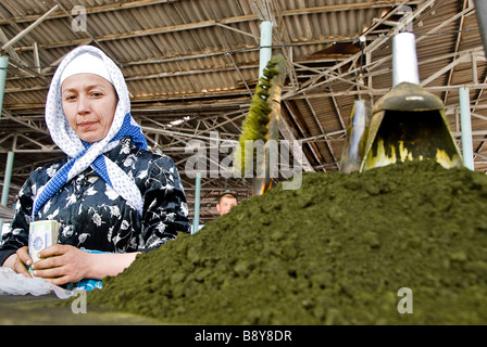 La donna la vendita di tabacco in la Chorsu Bazar, Shahrisabz, Uzbekistan, Asia Foto Stock