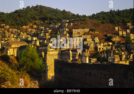 Kayaköy o kayakoyu è una città fantasma Villaggio in Turchia. il nome greco è Levissi,un villaggio a 8 km a sud di Fethiye,vicino Olu Deniz. Foto Stock