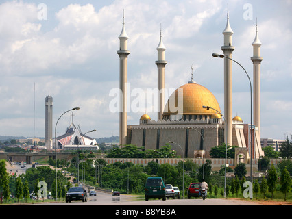 La Nigeria, 12.05.2005, Moschea Nazionale e cristiana centro ecumenico (all'indietro) nella capitale Abuja Foto Stock