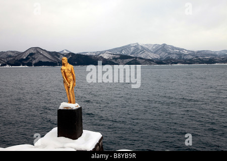 Tazawa ko lago con golden Tatsuko statua in inverno prefettura di Akita Giappone del nord Foto Stock