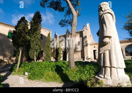 Maiorca, Randa montagna, Santuario de nostra senora de Cura la scultura di Raimondo Lullo sulla destra Foto Stock