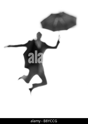 Silhouette di un uomo con un ombrello. Foto Stock