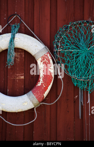 Un salvagente e un pesca-net in Svezia. Foto Stock