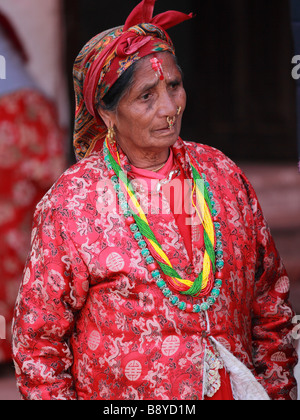 Il Nepal valle di Kathmandu Pashupatinath vecchia signora nepalese in abito tradizionale Foto Stock