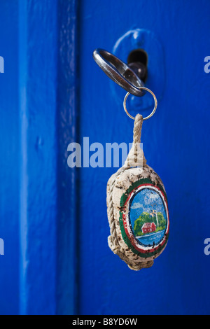 Chiave in una porta blu della Svezia. Foto Stock