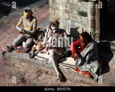 Il Nepal valle di Kathmandu Pashupatinath sadhus sante indù uomini Foto Stock