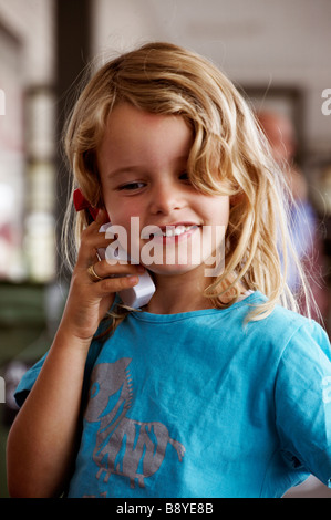Una ragazza che gioca con un telefono mobile in Danimarca. Foto Stock