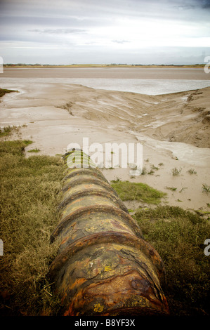 Vecchio arrugginito tubazione di scarico nel fiume Wyre,Fleetwood, nel Lancashire, Regno Unito Foto Stock