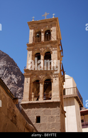 Chiesa della Trasfigurazione campanile nella parte anteriore della moschea, il monastero di Santa Caterina, South Sinai, Egitto Foto Stock