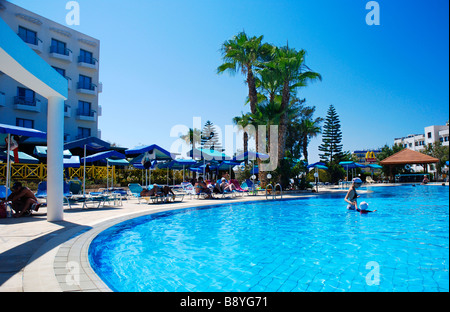 Piscina presso un hotel a Protaras, Cipro. Foto Stock