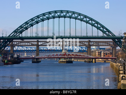 Visualizzazione classica del Tyne Bridge, ponte girevole e livello alto ponte che attraversa il fiume Tyne tra Newcastle e Gateshead Foto Stock