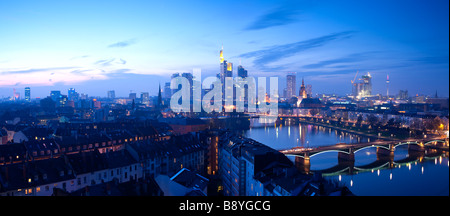 Skyline della città di Francoforte am Main Hessen Germania Foto Stock