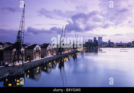 London Royal Victoria Docks al tramonto guardando verso Canary Wharf. Foto Stock