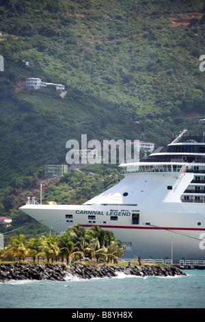 La nave di crociera di entrare in un porto dell'isola dei Caraibi in Tortola Isole Vergini Britanniche Foto Stock