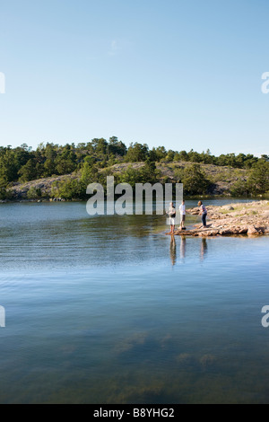 Tre ragazzi con attività di pesca nell'arcipelago della Svezia. Foto Stock