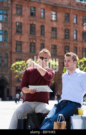 Due uomini con una mappa a Malmo in Svezia. Foto Stock