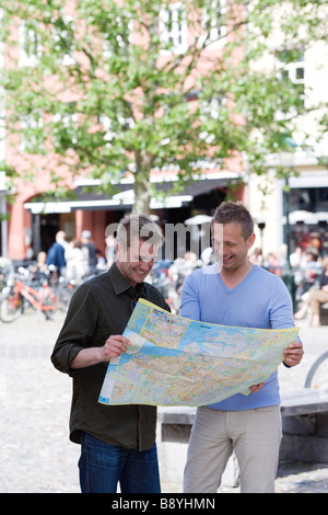 Due uomini con una mappa a Malmo in Svezia. Foto Stock