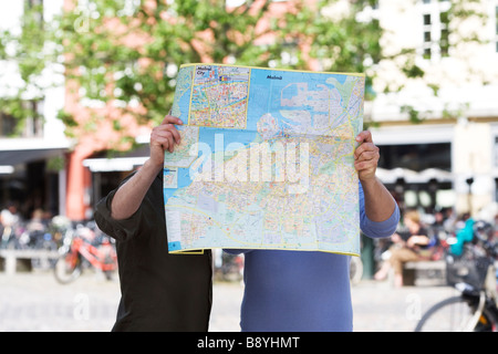 Due uomini con una mappa a Malmo in Svezia. Foto Stock