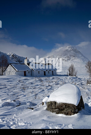 Black Rock cottage con Buachaille Etive Mor in background, Lochaber, Highlands scozzesi, Scotland, Regno Unito, Europa Foto Stock