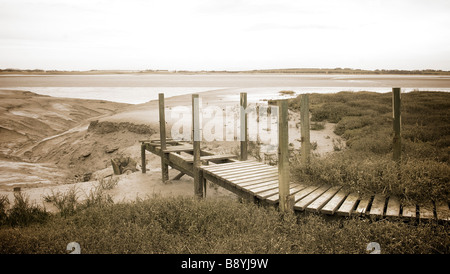 Vecchio abbandonato passerella in legno sulle rive del fiume Wyre,Lancashire, Regno Unito Foto Stock